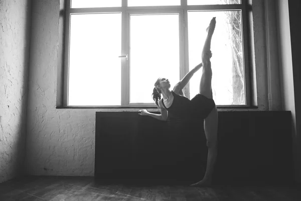 窓の近くで踊る可塑性スリムな女性。プロのダンサーはダンスを楽しみます。レディーダンサーがクラスでモダンバレエを訓練。コンテンポラリーダンスパフォーマー。●昼光、シルエット美しいボディ。ダンステーマ — ストック写真