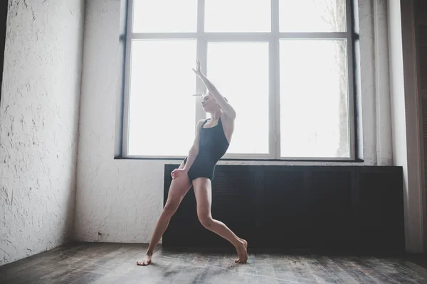 Plasticidade mulher magra dançando perto da janela. Dançarina profissional gosta de dançar. Lady Dançarina Treinando Ballet Moderno Na Classe. Artista de dança contemporânea. Luz do dia, silhueta corpo bonito. Tema da dança — Fotografia de Stock