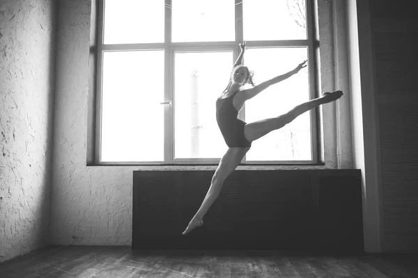 Plastisitas wanita langsing menari di dekat jendela. Penari profesional menikmati dansa. Lady Dancer Training Modern Ballet In Class (dalam bahasa Inggris). Penari kontemporer. Siang hari, tubuh indah siluet. Tema dansa — Stok Foto