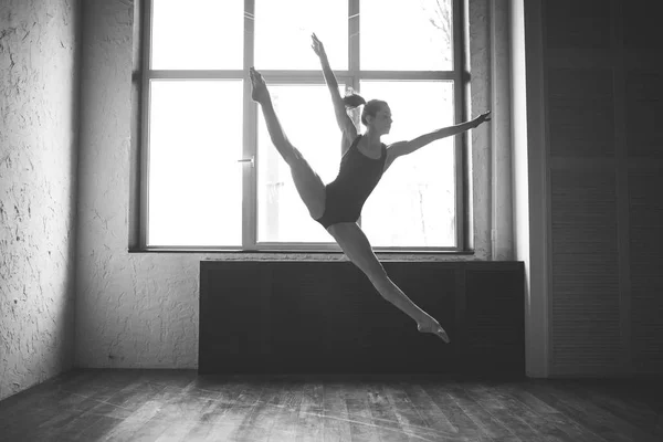 Plasticity, štíhlá žena tančí blízko okna. Profesionální tanečnice baví tanec. Výuka moderního baletu ve třídě. Moderní taneční umělec. Světlo, silueta krásného těla. Taneční téma — Stock fotografie