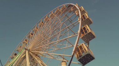 Dönme dolap Kiev, Ukrayna döner. Close. Eğlence ve eğlence. şehir merkezi Kontraktovaya meydanında beyaz görüş çarkı. Yakın çekim büyük beyaz dönme dolap döner.