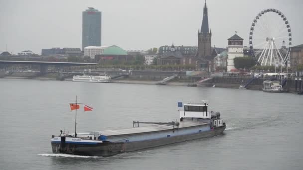 27 octubre 2018 Alemania, Düsseldorf. Rin del Norte. Buque de carga, la barcaza va a lo largo del río Rin del Norte. Transporte temático de mercancías por infraestructuras e industria del agua en Europa — Vídeos de Stock