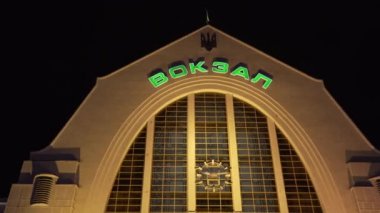 7 Mart 2019. Kiev. Ukrayna. Merkez Tren İstasyonu. Ana binanın cephe dış. İstasyonun girişi. Yaz akşamı giden yolcu terminali uluslararası demiryolu