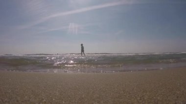 5 Ekim 2017. İspanya. Barselona. Çocuk siluet çocuk çalışan deniz suyunda sevinç mutluluk oynar, yaz barselona İspanya plaj havaalanında yakın bir kamp içinde denizde