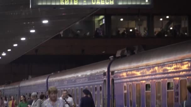 Den 7 mars 2019. Kiev. Ukraina. Central stationen. Plattform Peron Worth tåg järnväg gamla blå vagn gjorts i Sovjetunionen. Människor som går med bagage väntar på ombordstigning och avgång av tåget — Stockvideo