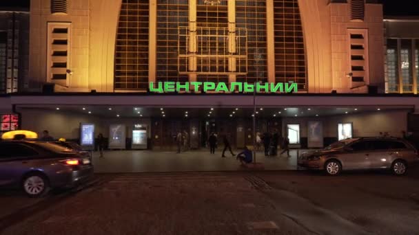 7 de marzo de 2019. Kiev. Ucrania. Estación Central de Ferrocarril. Fachada exterior del edificio principal. La entrada a la estación. Terminal de salida ferroviaria internacional en la noche de verano — Vídeos de Stock