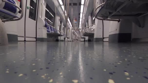 5. März 2019 Barcelona Spanien. Thema städtischer U-Bahn-Verkehr. Neues modernes Interieur in der U-Bahn. Frei befahrene Straße in Richtung Flugplatz — Stockvideo