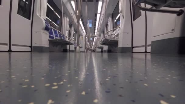 5 mars 2019 Barcelona Spanien. Tema urban kommunal tunnelbanetrafik. Ny modern inredning inne i tunnelbanan. Fritt öde väg i riktning mot aerooprt — Stockvideo