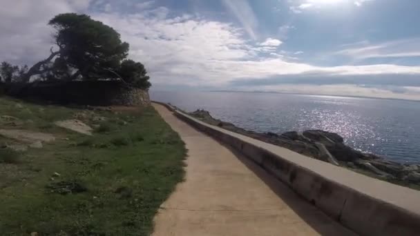 5 de octubre de 2017. Caminata por carretera a lo largo del Mar Mediterráneo Costa Brava en España Cataluña. Vista desde una cámara de acción con una barra handel bicicleta de montaña — Vídeos de Stock