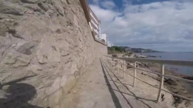 İspanya Katalonya Akdeniz Costa Brava boyunca yol yolu trek. Dağ bisikleti handel barı olan bir aksiyon kamerasından görüntüle