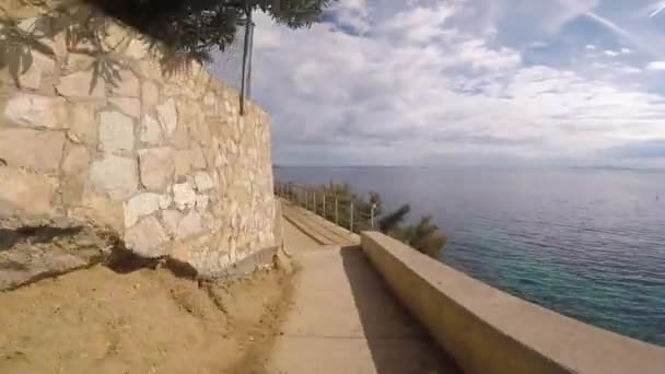 Caminata por carretera a lo largo del Mar Mediterráneo Costa Brava en España Cataluña. Vista desde una cámara de acción con una barra handel bicicleta de montaña — Vídeos de Stock