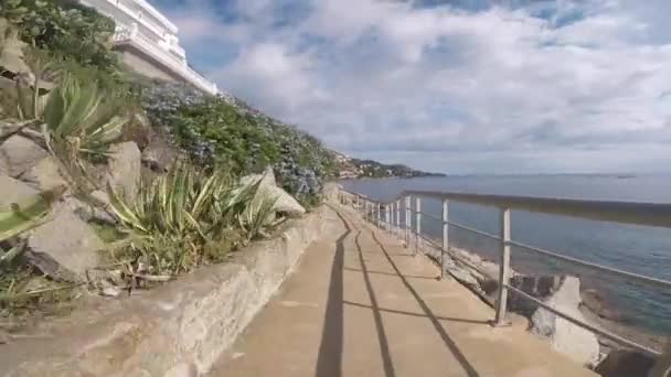 Caminata por carretera a lo largo del Mar Mediterráneo Costa Brava en España Cataluña. Vista desde una cámara de acción con una barra handel bicicleta de montaña — Vídeos de Stock