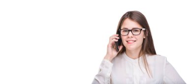 Cep telefonuyla konuşan gözlüklü gülümseyen iş kadını. Beyaz izole arka plan üzerinde beyaz gömlek güzel genç kız cep telefonu konuşuyor. Cep telefonu olan gömlekli kadın. Kopya alanı. Boş