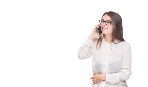 Donna d'affari sorridente con gli occhiali che parla al cellulare. Bella ragazza in camicia bianca su sfondo bianco isolato parlando sul telefono cellulare. Donna in camicia con cellulare. Ricevuto. Vuoto — Foto Stock