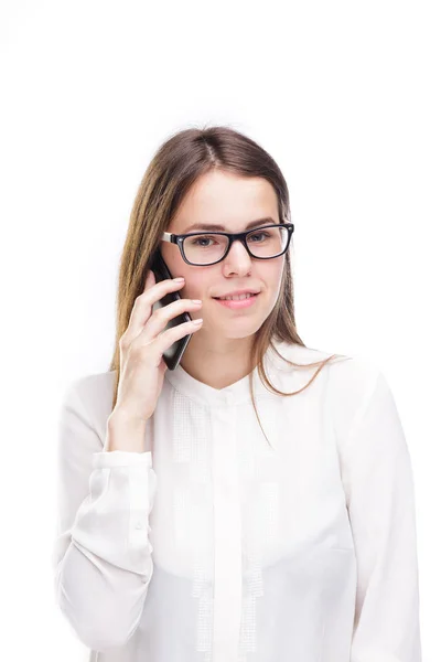 Mulher de negócios sorridente com óculos a falar no telemóvel. Menina bonita em camisa branca no fundo isolado branco falando no telefone móvel. Mulher de camisa com telemóvel. Espaço para cópia. Em branco — Fotografia de Stock