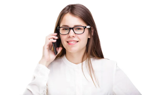 Усміхнені бізнеследі в окулярах розмовляють на мобільному телефоні. Красива молода дівчина в білій сорочці на білому ізольований фон розмовляє по мобільному телефону. Жінка в сорочці з мобільним телефоном. Копіювати пробіл. Порожній — стокове фото