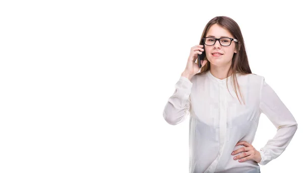 Mujer de negocios sonriente con gafas hablando por teléfono móvil. Hermosa chica joven en camisa blanca sobre fondo blanco aislado hablando en el teléfono móvil. Mujer con camisa y celular. Copiar espacio. En blanco — Foto de Stock