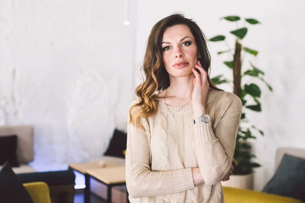 Retrato de mulher de meia idade bonita em casa. Mulher de negócios elegante. Mulher de meia-idade em pé na casa moderna — Fotografia de Stock