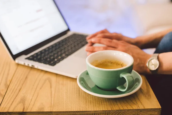 Cup kahve ile dizüstü bilgisayar kullanarak Closeup iş kadın elleri. Kahve Dükkanında Kadın Eller Klavye Bilgisayar Yazma. akıllı telefon ve sıcak fincan Cappuccino masada. İnsanlar yaşam tarzı kavramı. Serbest tema — Stok fotoğraf