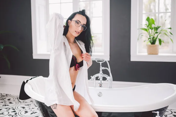 Женщина в ванной. красивая девушка в ванной в нижнем белье. Секс-женщина принимает расслабляющую ванну в джакузи. Сексуальная дама в элегантной белой рубашке в ванной. Мода портрет модель на ванной в помещении — стоковое фото