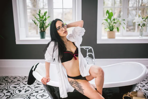 Vrouw in de badkamer. mooi meisje op bad in ondergoed. Sex vrouw nemen ontspannend bad in jacuzzi. Mooie sexy dame elegant wit overhemd in de badkamer. Mode portret model op Bad binnenshuis — Stockfoto