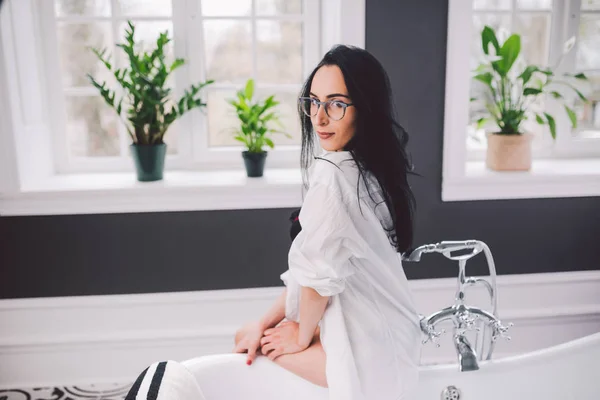 Mujer en el baño. hermosa chica en la bañera en ropa interior. Mujer del sexo tomando baño relajante en jacuzzi. Hermosa sexy dama elegante camisa blanca en el baño. Modelo de retrato de moda en baño interior —  Fotos de Stock