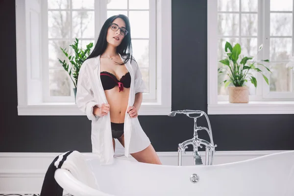여자 에 화장실 속옷 욕조에 아름다운 소녀입니다. 섹스 여자 자쿠지에서 편안한 목욕을 복용. 욕실에서 아름 다운 섹시 한 여자 우아한 흰색 셔츠입니다. 실내 목욕에 패션 초상화 모델 — 스톡 사진