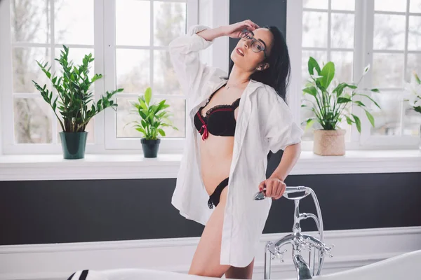여자 에 화장실 속옷 욕조에 아름다운 소녀입니다. 섹스 여자 자쿠지에서 편안한 목욕을 복용. 욕실에서 아름 다운 섹시 한 여자 우아한 흰색 셔츠입니다. 실내 목욕에 패션 초상화 모델 — 스톡 사진