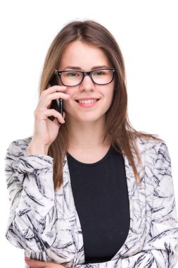 Cep telefonuyla konuşan gözlüklü gülümseyen iş kadını. Blazer güzel genç kız beyaz izole arka plan cep telefonu konuşuyor. Cep telefonu olan paltolu kadın. Kopya alanı. Boş