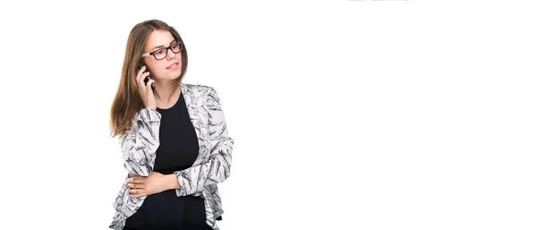 Lächelnde Geschäftsfrau mit Brille, die mit dem Handy spricht. schönes junges Mädchen im Blazer auf weißem isoliertem Hintergrund, das auf dem Handy spricht. Frau im Mantel mit Handy. Kopierraum. leer — Stockfoto