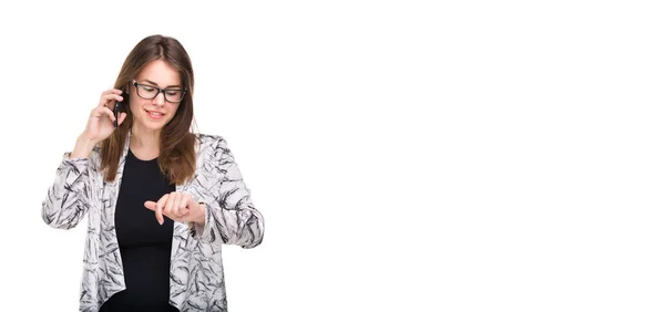 Donna d'affari sorridente con gli occhiali che parla al cellulare. Bella ragazza in Blazer su sfondo bianco isolato parlando sul telefono cellulare. Donna in cappotto con cellulare. Ricevuto. Vuoto — Foto Stock