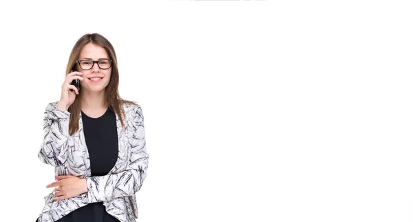 Mulher de negócios sorridente com óculos a falar no telemóvel. Menina bonita em Blazer no fundo isolado branco falando no telefone móvel. Mulher de casaco com telemóvel. Espaço para cópia. Em branco — Fotografia de Stock