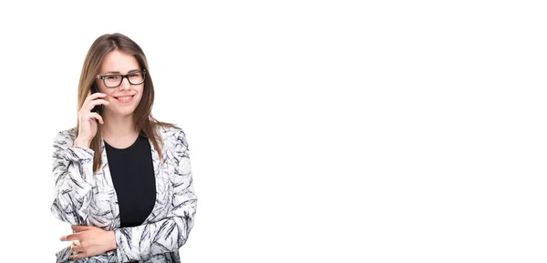 Mujer de negocios sonriente con gafas hablando por teléfono móvil. Hermosa joven en Blazer sobre fondo blanco aislado hablando en el teléfono móvil. Mujer con abrigo y celular. Copiar espacio. En blanco — Foto de Stock