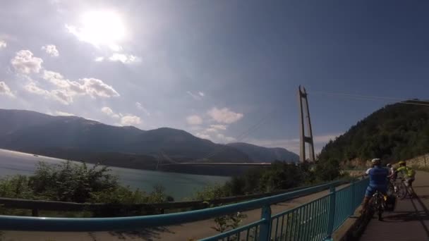 25 de julio de 2019. Noruega. Tema mountain bike Escandinavia. turista humano en casco y ropa deportiva en bicicleta en Noruega en el puente colgante Hardanger Bridge lanzado a través de Hardanger Fjord suroeste — Vídeo de stock