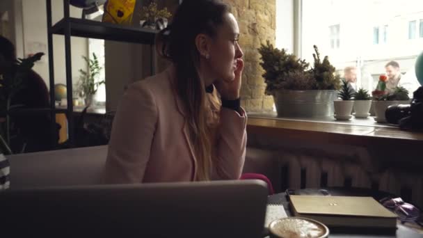 Feliz empresaria hablando por teléfono. Mujer en Café, utilice el teléfono móvil, Trabajando en el cuaderno. Señora en la cafetería con teléfono y portátil, beber café taza. Bastante empresaria trabajando en su descanso — Vídeos de Stock