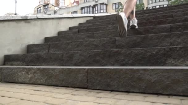 Sport à thème et mode de vie sain. Jeune athlète féminine avec tatouage fait cardio courir dans les escaliers. Entraînement d'endurance et entraînement de perte de poids urbain — Video