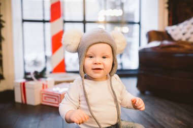 Noel arifesinde noel babayı evin penceresinde bekleyen küçük çocuk. Yeni yıl. Noel. Çocuklar ve tatil konsepti.