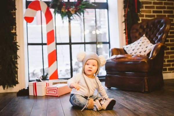 Niño esperando a Papá Noel en la ventana de casa en Nochebuena. Año Nuevo. Navidad. Concepto de niños y vacaciones . — Foto de Stock