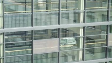 19 Ekim 2018. Almanya Helios Klinikum Krefeld. Klinik kat görünümünde pencereden istasyonları arasında koridoru geç Doktor Doktor insanlar yürümek