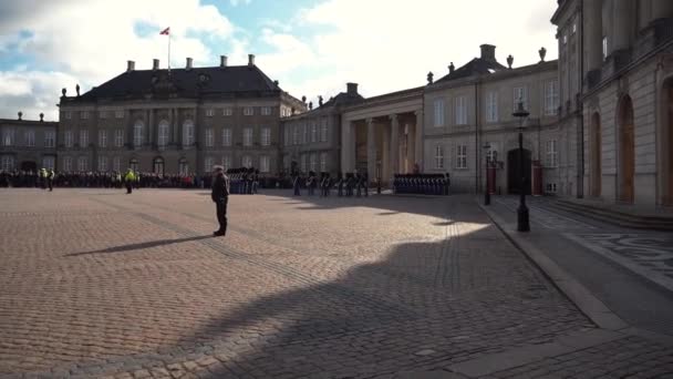 20 Şubat 2019. Danimarka. Kopenhag. Amalienborg Meydanı. Kraliyet Muhafızı değiştirme. Ordu tek tip insan savunma kalesi Kral sırada. — Stok video