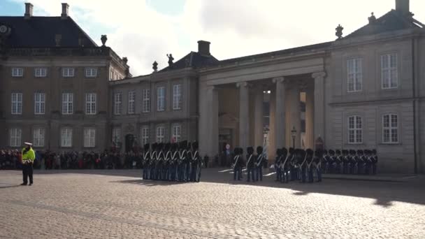 20 de febrero de 2019. Dinamarca. Copenhague. Plaza Amalienborg. Cambiando la guardia real. Ejército filas uniforme pueblo defensa castillo rey — Vídeos de Stock