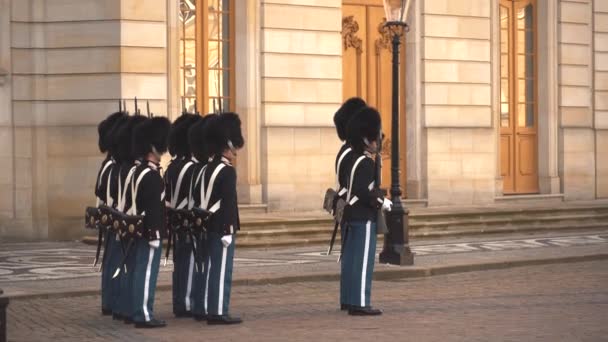 Φεβρουαρίου 20, 2019. Δανία. Κοπεγχάγη. Κάστρο Αμάλιενμποργκ πλατεία. Αλλαγή της βασιλικής φρουράς. Στρατός τάξεις ενιαία άνθρωποι άμυνα κάστρο βασιλιά — Αρχείο Βίντεο