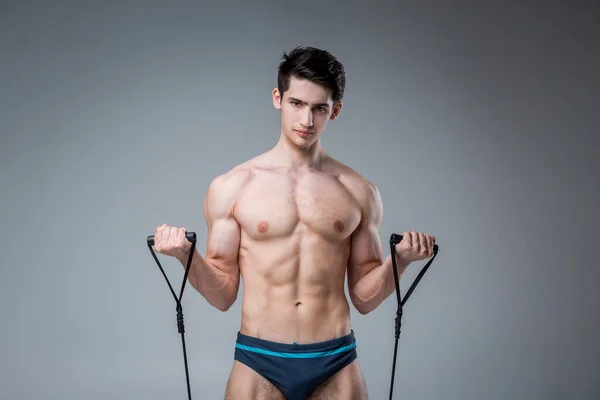 筋肉フィットネス若い男性アンティーク完璧な筋肉腹筋と裸胸の6パック。ボディビルダーモデルは、スタジオで暗い背景に対して伸縮性のあるストレッチを持つ列車。トレーニングトレーニングジム — ストック写真