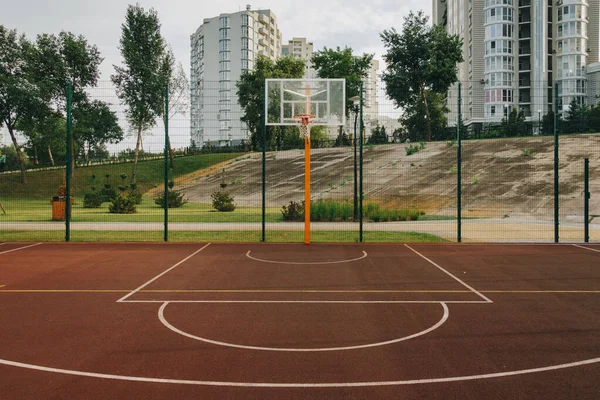 Basketbalové hřiště. Sportovní aréna. Venkovní sportovní areál v parku Natalka v Kyjevě na Ukrajině — Stock fotografie zdarma