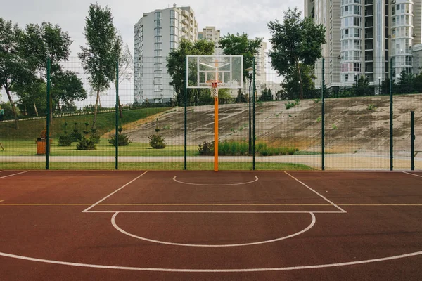 Kosárlabda pálya. Sportaréna. Szabadtéri sportlétesítmény a Natalka park Kijev Ukrajnában — ingyenes stock fotók