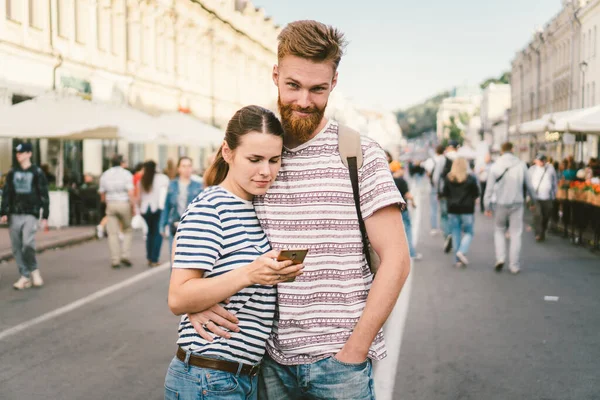 Birkaç turist caddede şehir ve cep telefonu GPS 'ine danışmanlık yapıyor. Seyahat eden. Akıllı telefondan çift yerini kontrol ediyor. Yaşam tarzı teknolojisi. kız akıllı telefonda navigatör sistemi uygulaması kullanıyor — Stok fotoğraf