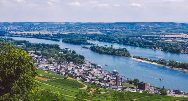 Panorama středního údolí řeky Rýna s krásnými vinicemi svažujícími se do vzdálené středověké vesnice Rudesheim, Německo. Unesco — Stock fotografie