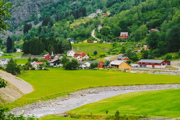 Noruega paisaje de montaña con casas de campo. Vista aérea de la aldea noruega Flam. pueblo de Flam tendido a orillas del río Flam en Noruega — Foto de Stock