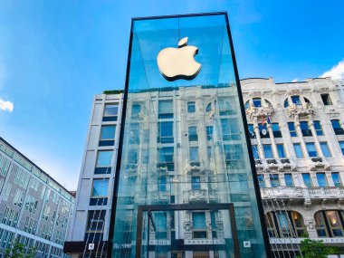 25 Eylül 2019 İtalya. Milan mı? Milan şehir merkezindeki Apple Store 'da. İtalya 'nın Milano şehrindeki New Apple Store' da. logo elması