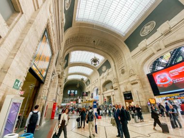 27 Eylül 2019. Milan, İtalya 'daki Milano Centrale tren istasyonuna varış. Milano Merkez Tren İstasyonu. Merkez Tren İstasyonu 'nun binasında gezen insanlar.
